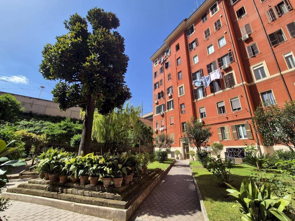 Cortile interno - Terreno non edificabile via Raimondo Montecuccoli, 15, Roma (zona Pigneto) - foto 2