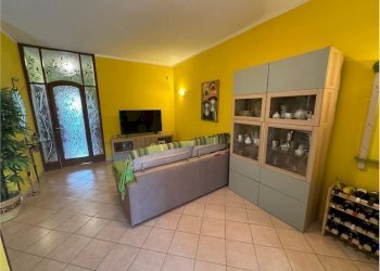 lu1.jpg - Portion of a house Luni - photo 1