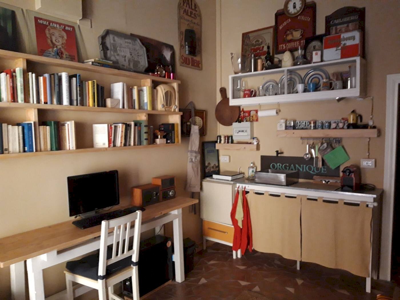 Shop Via delle Tovaglie, Bologna (neighborhood Centro Storico) - photo 1