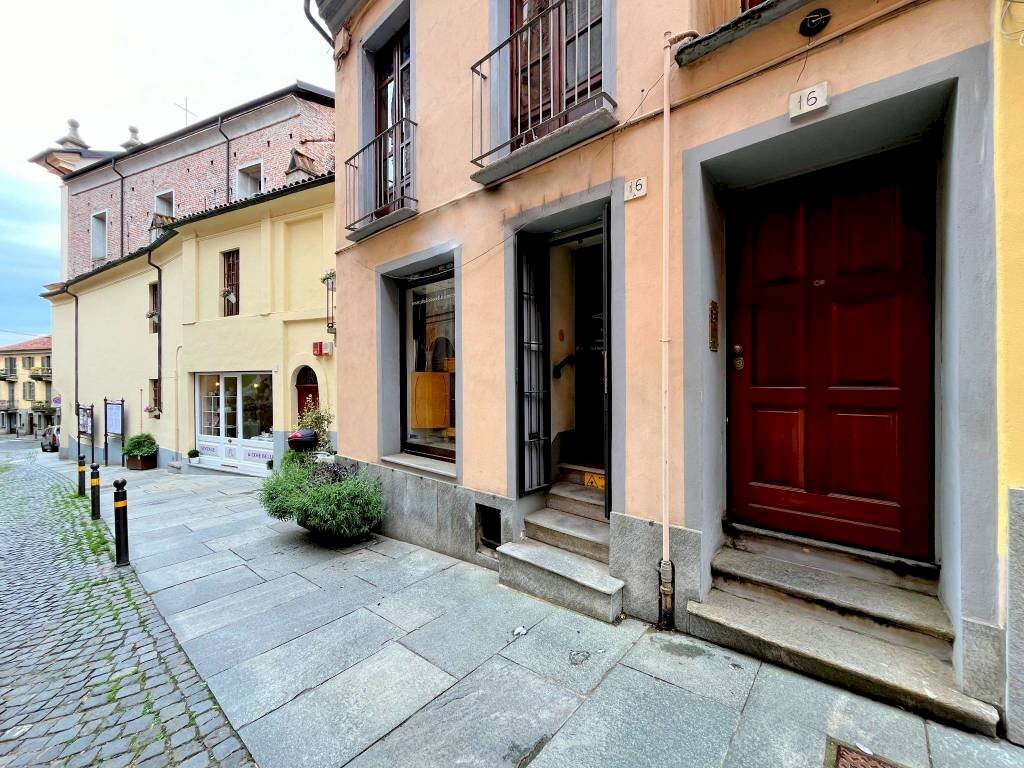 Facciata - Negozio via Santa Croce, 16, Moncalieri - foto 2