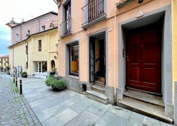 Facciata - Negozio via Santa Croce, 16, Moncalieri - foto 2