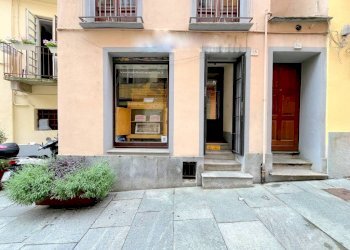 Facciata - Negozio via Santa Croce, 16, Moncalieri - foto 3