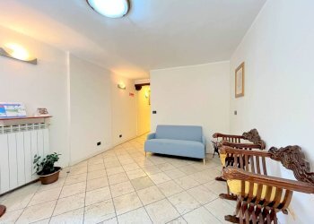 Salone - Negozio via Santa Croce, 16, Moncalieri - foto 7
