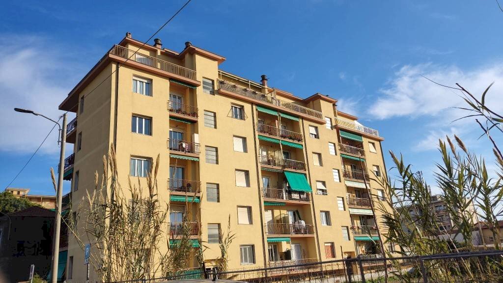 Facciata - Bilocale via San Vincenzo, 24, Vallecrosia - foto 1