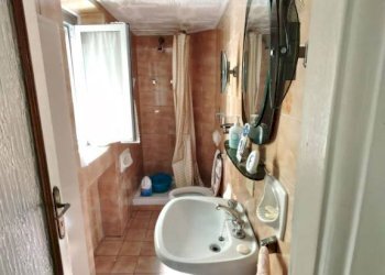 Bagno - Two-room apartment via Pierino Negrotto Cambiaso, 1, Genova (neighborhood Sampierdarena) - photo 5