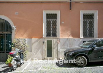 Facciata - Magazzino via dei Quattro Cantoni, 9a, Roma (zona Centro Storico) - foto 23