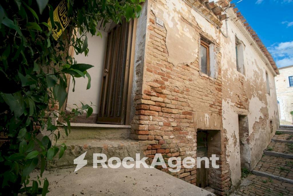Facciata - Quadrilocale via Montebello, 24, Terre Roveresche - foto 3
