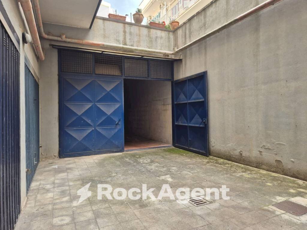 Cortile interno - Garage - Autosilos - Parcheggio via la Sorsa S., 10, Bitritto - foto 2