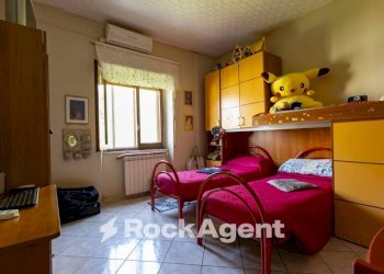 Camera da letto - Three-room apartment via Antonio Masciari, 7, Catanzaro - photo 17