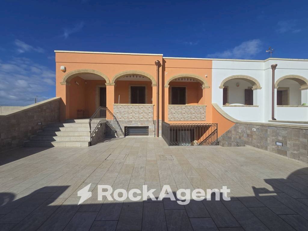 Facciata - Villa a Schiera via Paolo Borsellino, 16, Morciano di Leuca - foto 1