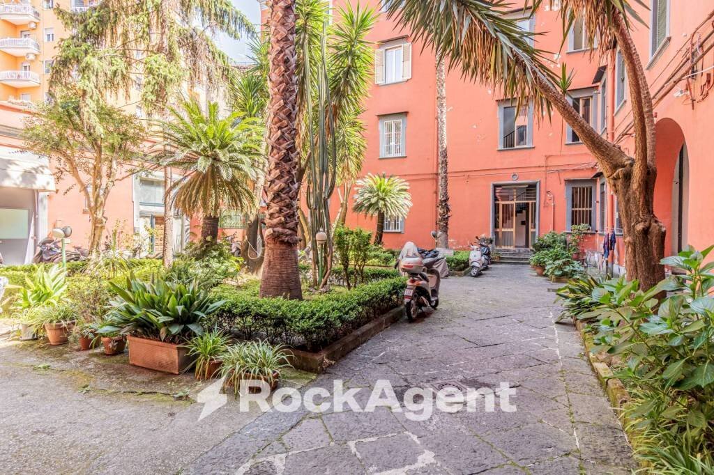 Cortile interno - Bilocale via Don Luigi Sturzo, Napoli (zona Arenella) - foto 2
