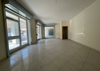 Foto 1 - Negozio via Giovanni Amendola
 
8, Capodrise - foto 1