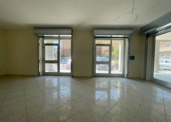 Foto 3 - Negozio via Giovanni Amendola
 
8, Capodrise - foto 3