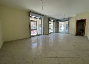 Foto 5 - Negozio via Giovanni Amendola
 
8, Capodrise - foto 5