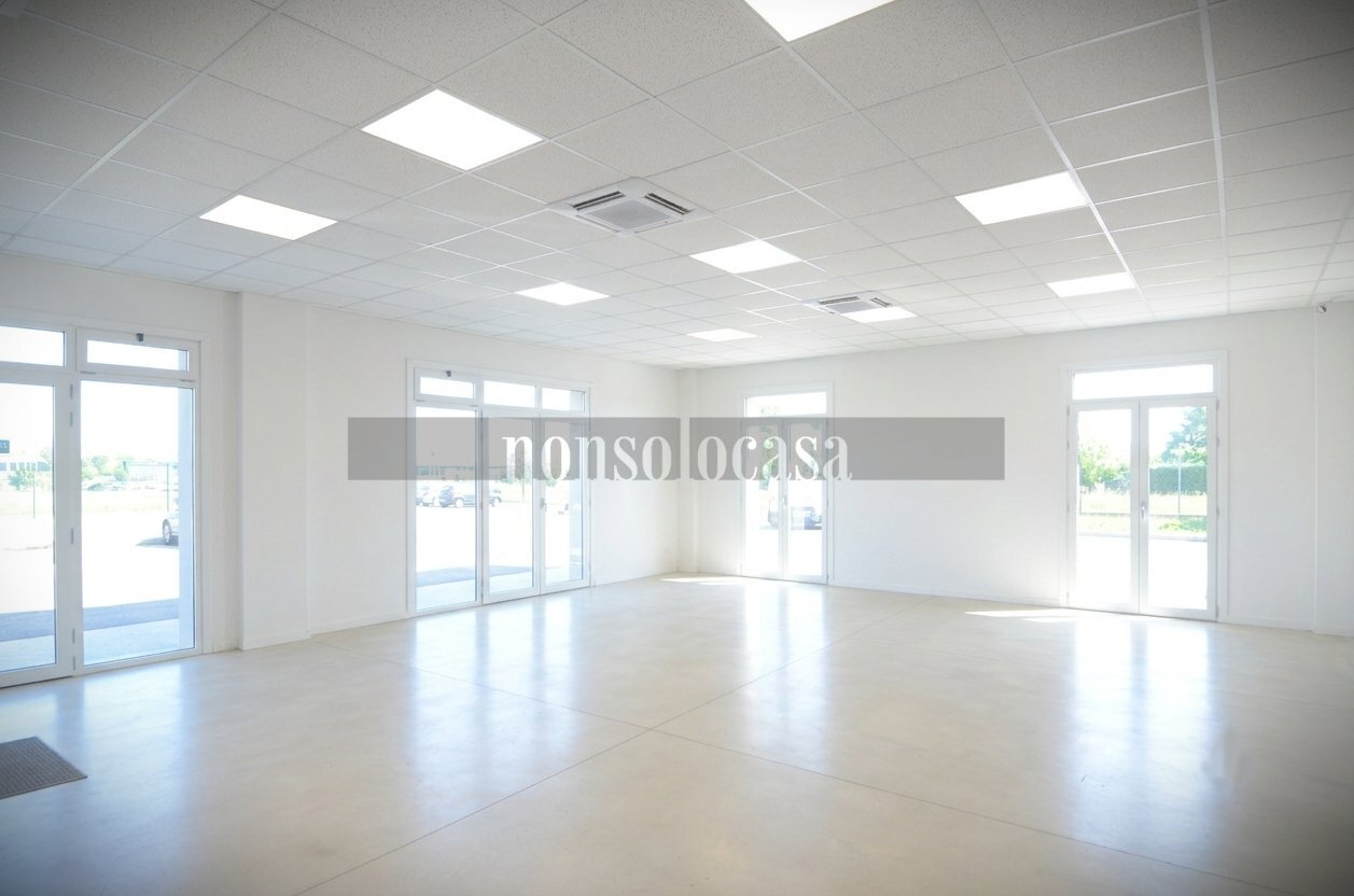 AREA VENDITA - Commercial Premises Via Gustavo Benucci 205, Perugia - photo 1