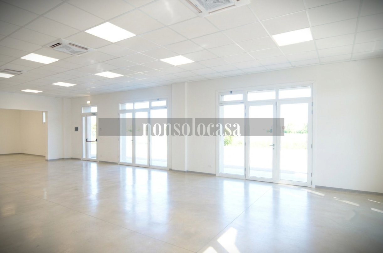 AREA VENDITA - Commercial Premises Via Gustavo Benucci 205, Perugia - photo 2