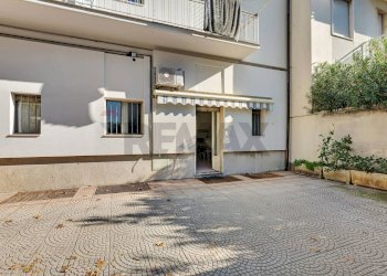 Ingresso dal giardino condominiale - Shop Via Vittorio Veneto
 
79, Brugherio - photo 15