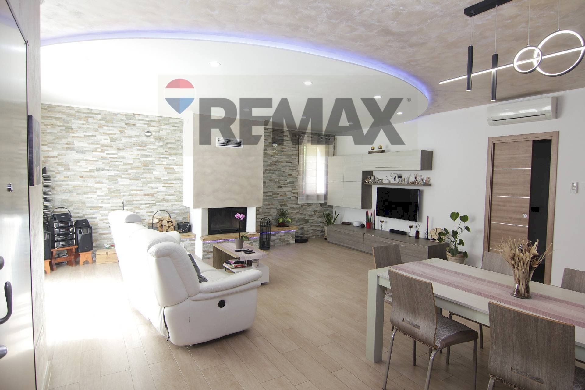Sala da pranzo - Villa via Pradaccio
 
44, Cadegliano-Viconago - photo 2