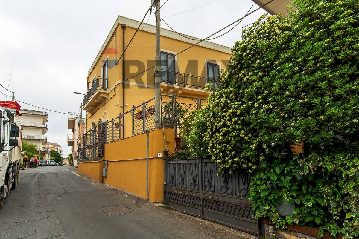 Edificio all\'aperto - Quadrilocale Via Pier Luigi Deodato
 
3, San Giovanni la Punta - foto 2