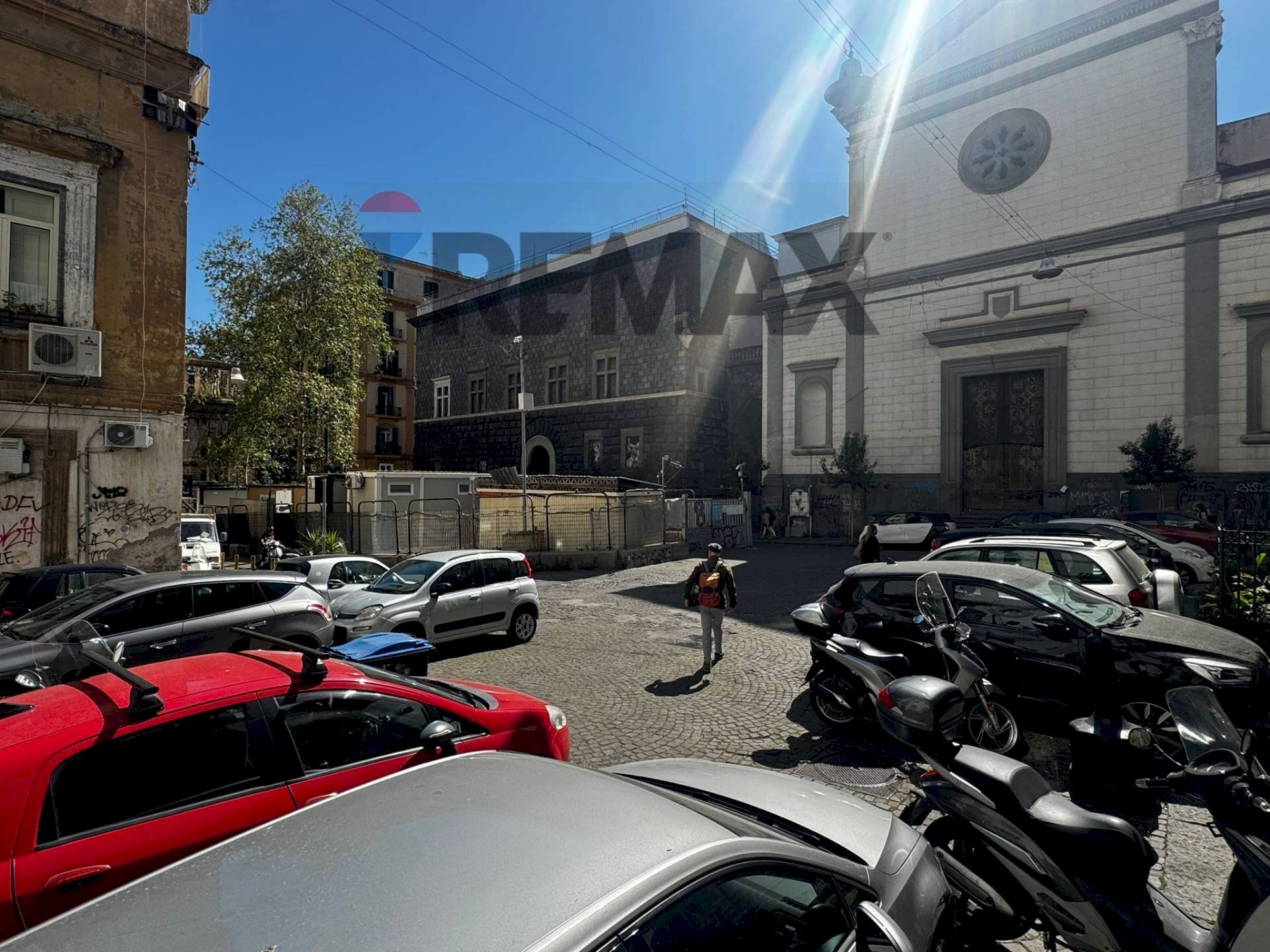 Edificio all\'aperto - Locale Commerciale Via Duomo
 
243, Napoli - foto 3