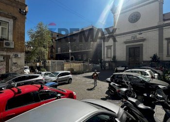 Edificio all\'aperto - Locale Commerciale Via Duomo
 
243, Napoli - foto 3
