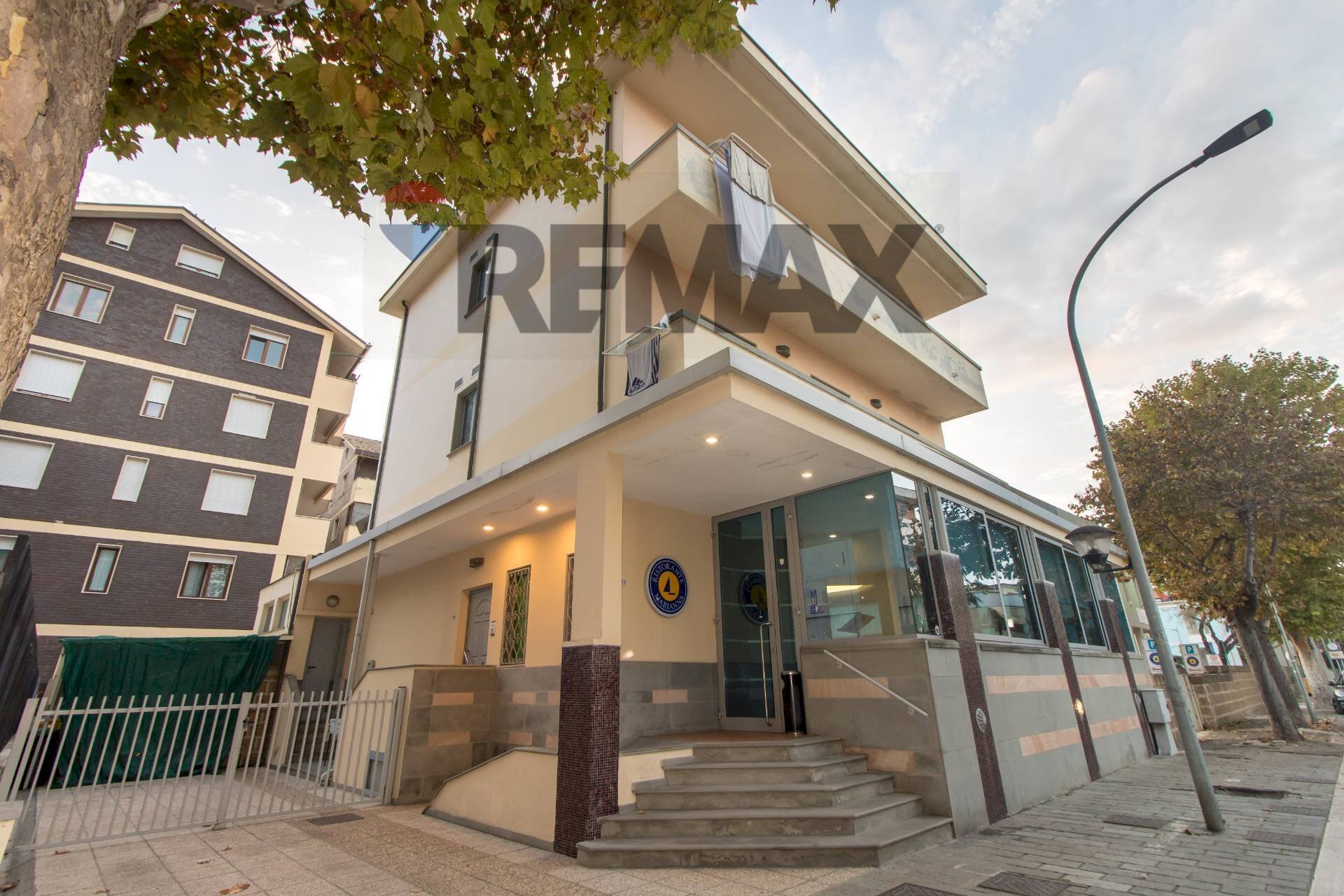 Edificio all\'aperto - Locale Commerciale Viale D'Annunzio
 
62, Francavilla al Mare - foto 1