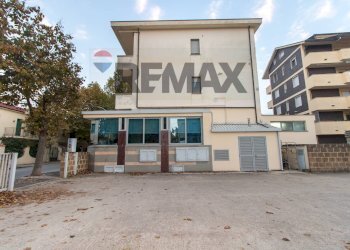 Edificio all\'aperto - Locale Commerciale Viale D'Annunzio
62, Francavilla al Mare - foto 3