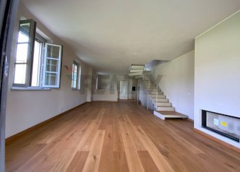 Sala altro lato e camino - Trilocale Via Sant'Isidoro
 
1, Bogogno - foto 6