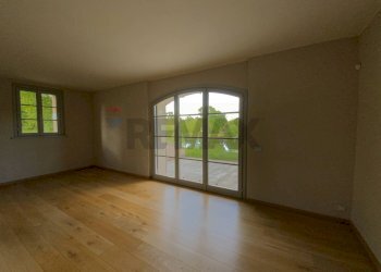 Sala piano terra e uscita giardino - Trilocale Via Sant'Isidoro
 
1, Bogogno - foto 25