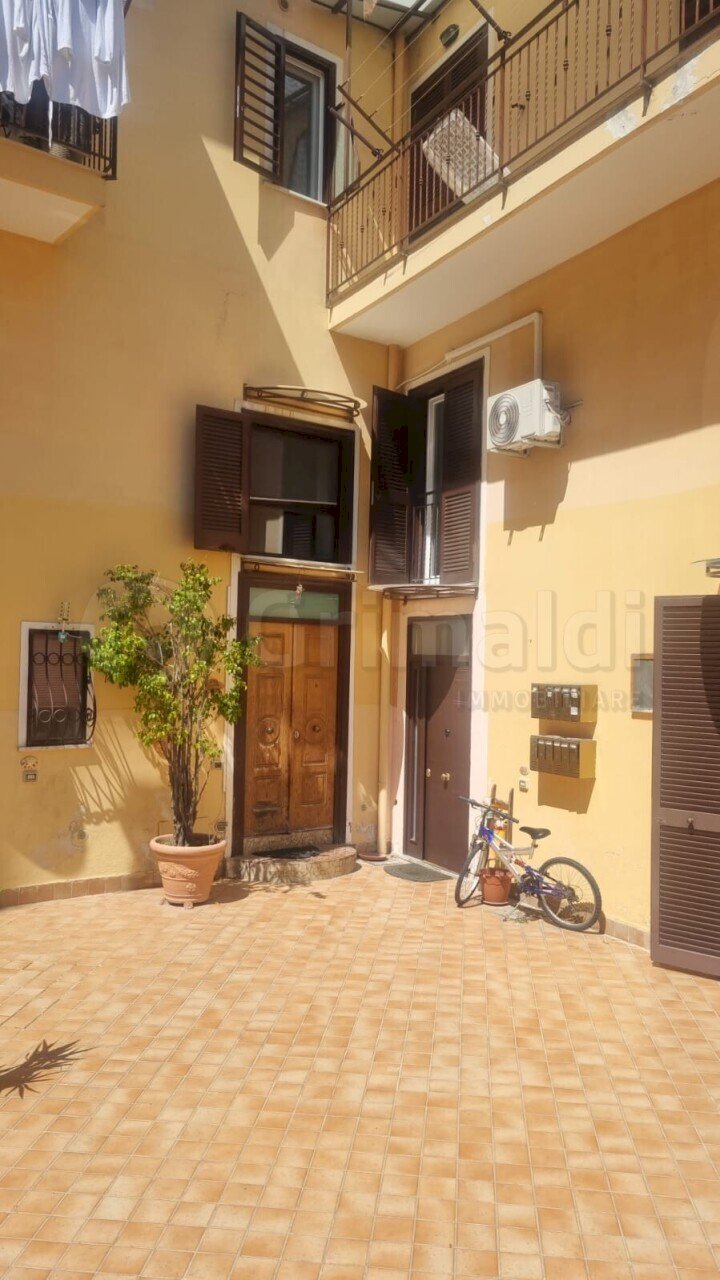1.JPG - Appartamento Napoli (zona Materdei) - foto 1