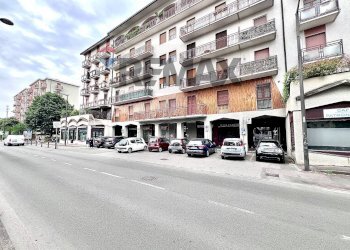 Edificio all\'aperto - Negozio Via Leonardo Da Vinci
 
22, Cernusco sul Naviglio - foto 3