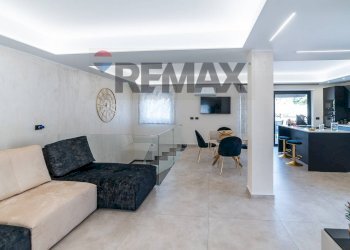 Living - Casa indipendente Viale San Teodoro
 
11/12, Catania - foto 1