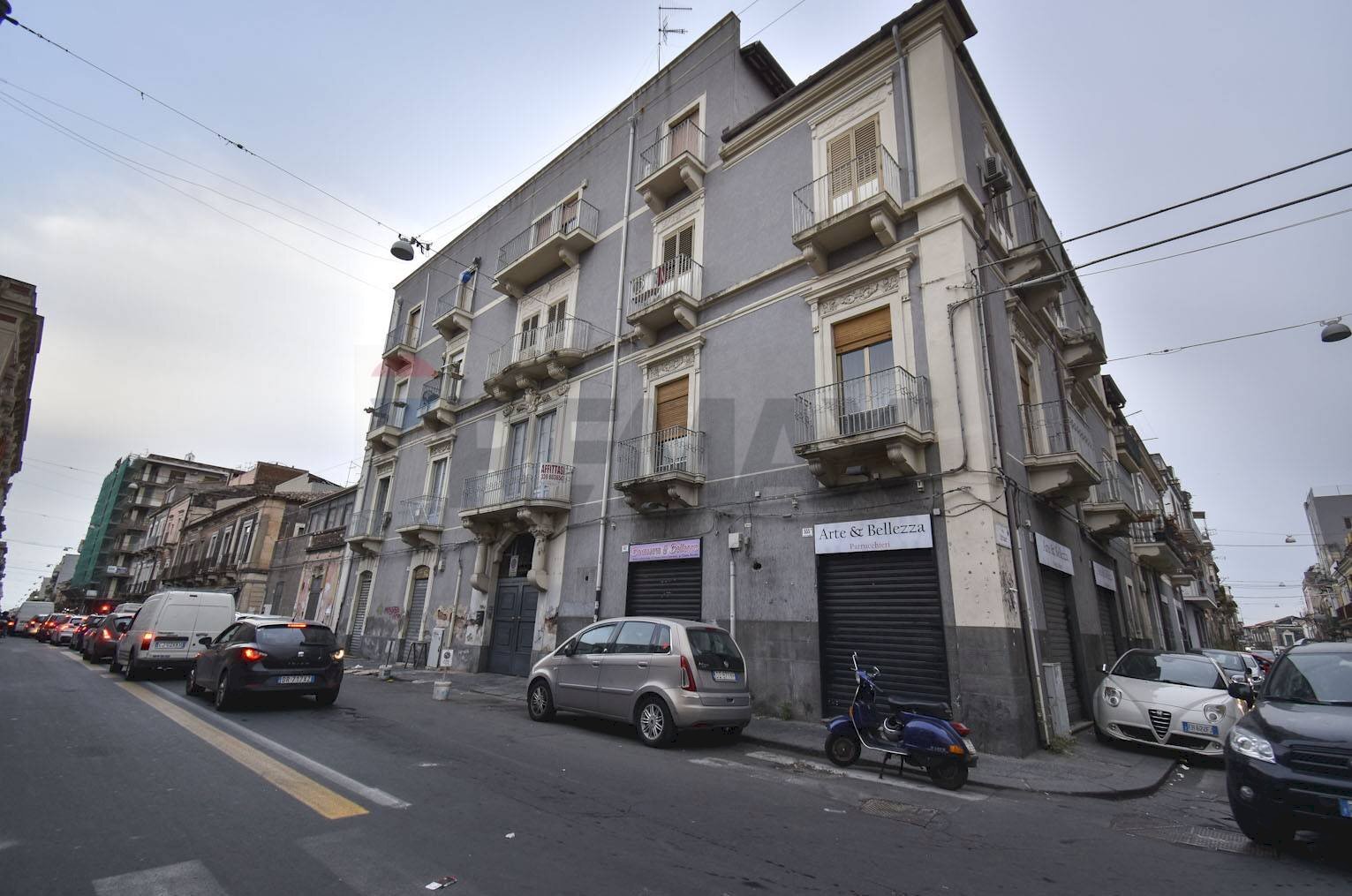 Edificio all\'aperto - Negozio Via Vittorio Emanuele Ii
 
555, Catania - foto 2
