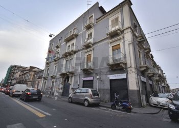 Edificio all\'aperto - Negozio Via Vittorio Emanuele Ii
 
555, Catania - foto 2
