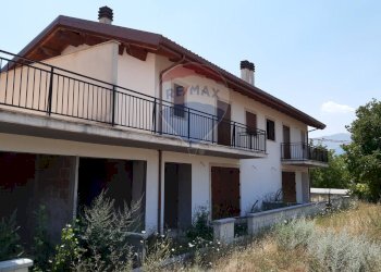 Casa all\'aperto - Villa a Schiera via onna
48, L'Aquila - foto 2