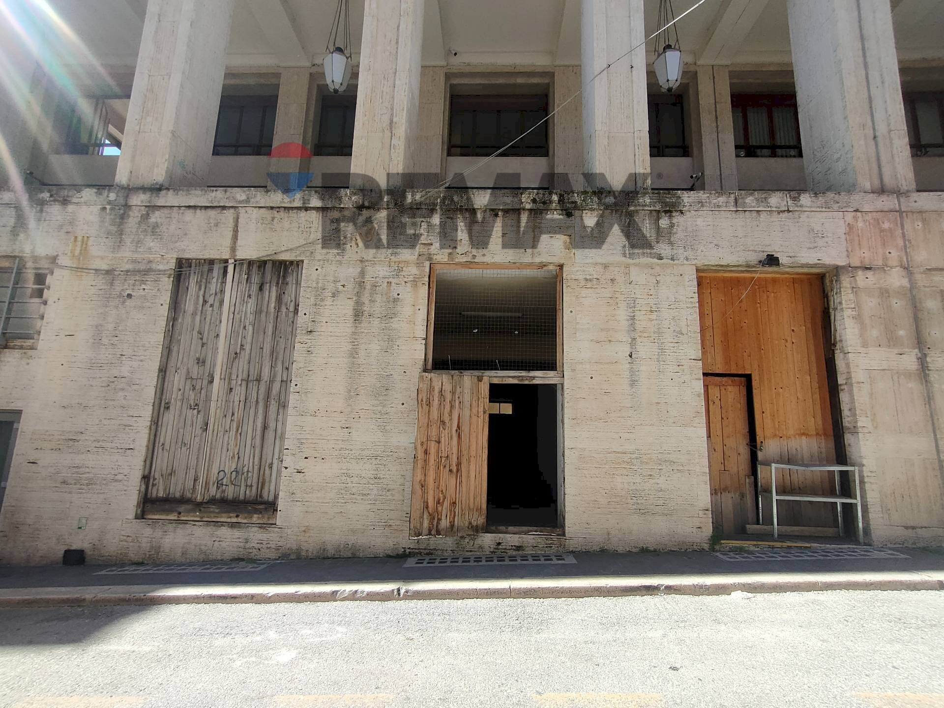 Edificio all\'aperto - Commercial Premises VIA PORTICI DI SAN BERNARDINO, L'Aquila - photo 1