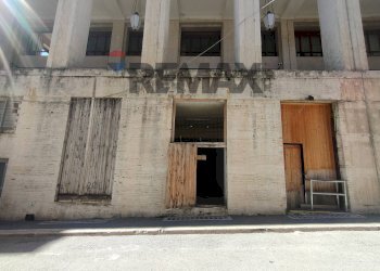 Edificio all\'aperto - Commercial Premises VIA PORTICI DI SAN BERNARDINO, L'Aquila - photo 1