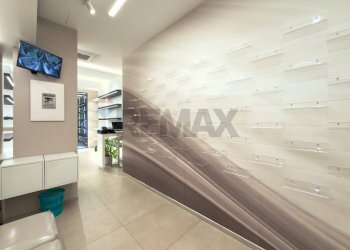 Ricezione / Lobby - Attività Commerciale Via Tino Di Camaino
 
19, Napoli - foto 8