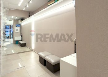 Ricezione / Lobby - Attività Commerciale Via Tino Di Camaino
 
19, Napoli - foto 9