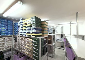 Dispensa di stoccaggio - Attività Commerciale Via Tino Di Camaino
 
19, Napoli - foto 11