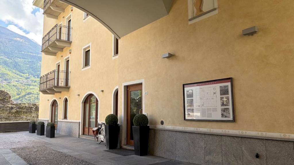 Facciata - Trilocale via Monsignore Jean Jaconde Stevenin, Aosta - foto 3