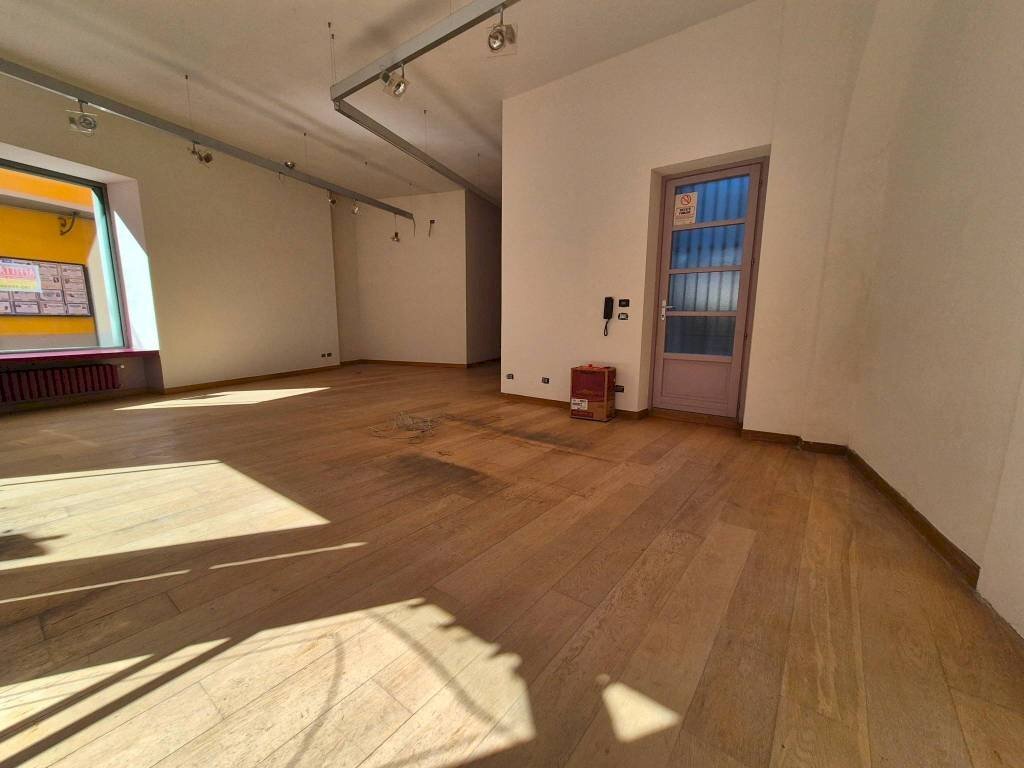 Stanza non arredata - Negozio via Giuseppe Garibaldi, Borgo San Dalmazzo - foto 2