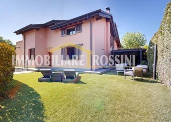 Facciata - Villa via Campagnola, 9, Gazzada Schianno - foto 1