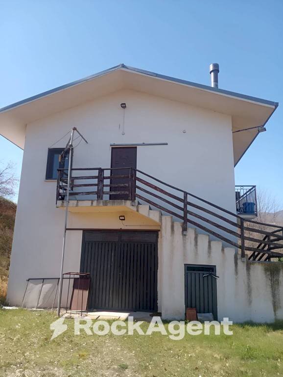 Facciata - Villa contrada Castiglione snc, Abriola - foto 1
