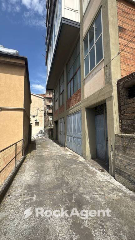 Cortile interno - Magazzino vico delle Scale, 3, Bronte - foto 1