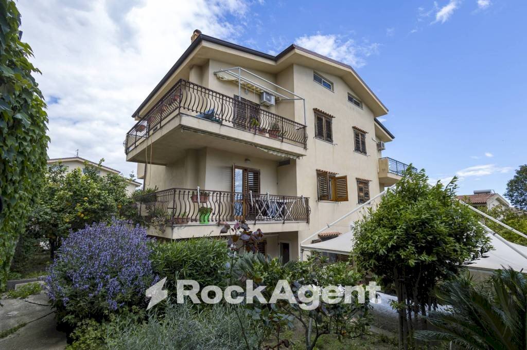 Facciata - Villa via dei Tulipani, 25, Soverato - foto 1