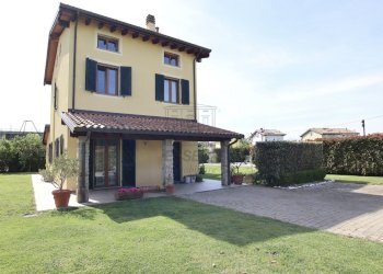 vendesi villetta con piscina - Villa Via Lombarda Lammari 293, Capannori - photo 1