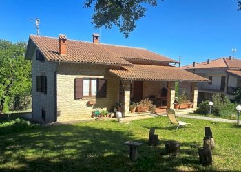 villa con terreno.jpg - Villa Piazza Sant'Antonio 1, Baschi - photo 5