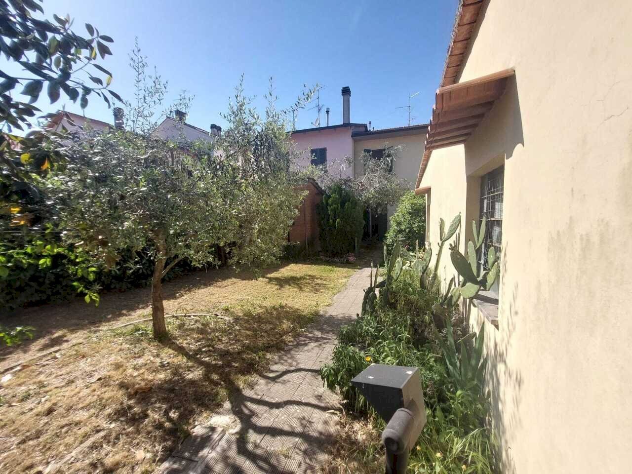 giardino - Villa Via della Chiesa di Capezzana, Prato - foto 1