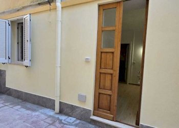 Vista ingresso dal cortile privato.jpeg - Semi-detached house Via IV Novembre 35, Sassari - photo 2